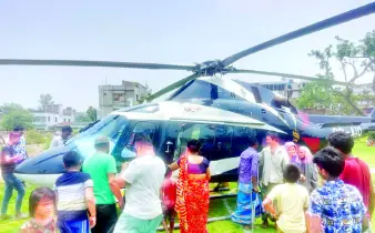 হেলিকপ্টার দেখতে ভিড়!