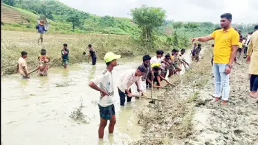 বন্যায় ভরে যাওয়া খাল খনন করেছে ছাত্রলীগ