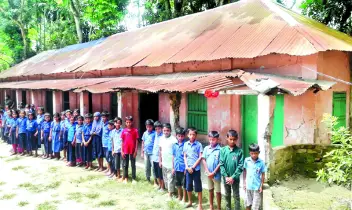 পরিত্যক্ত ঘরে পাঠদান