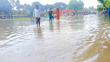 দুই স্কুলের মাঠে জলাবদ্ধতা, ভোগান্তি