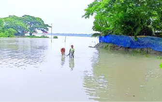 বৈরী প্রকৃতির সঙ্গে সংগ্রাম করে বেঁচে আছে উপকূলের মানুষ