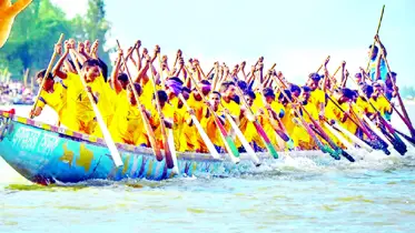 ব্রহ্মপুত্র নদে বঙ্গবন্ধু ও বঙ্গমাতা স্মরণে নৌকাবাইচ 