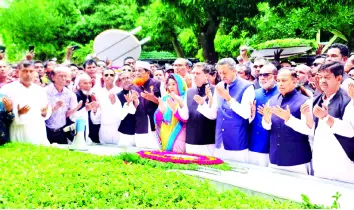জাতির পিতার  সমাধিতে  বরিশাল সিটি  মেয়রের  শ্রদ্ধা