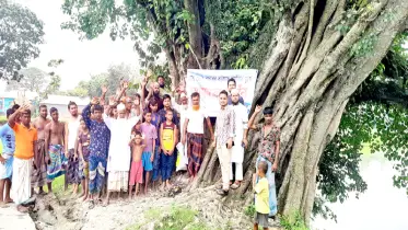তিনশ’ বছরের বটগাছ বাঁচাতে এলাকাবাসীর মানববন্ধন