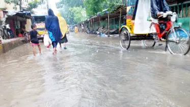 একদিনের বৃষ্টিতে তলিয়ে গেছে যশোর শহরের সড়কগুলো