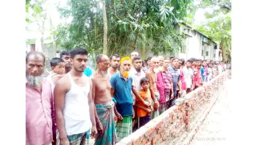 গোবিন্দগঞ্জে সাত শতাধিক মানুষের চলাচলের রাস্তায় প্রভাবশালীর দেওয়া