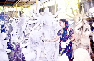 প্রতিমা তৈরিতে ব্যস্ত শিল্পীরা