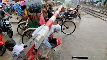 সিগন্যাল অমান্য করে চলন্ত ট্রেনের সামনে দিয়ে পার হচ্ছে পথচারী