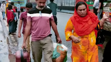 বৃষ্টিতে কর্মজীবি মানুষগুলো পড়ছে চরম দুর্ভোগে