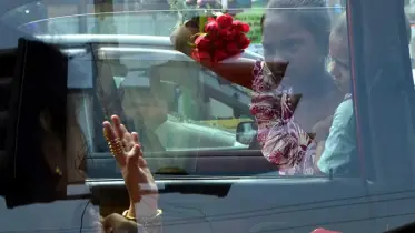 আপা আপনেরে অনেক সুন্দর লাগতাছে