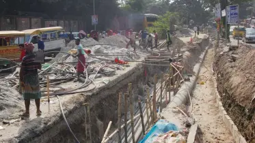 ঠিকাদারের কাজের ধীর গতির কারনে সড়কে চলাচলকারীরা পড়েছে দুর্ভোগে