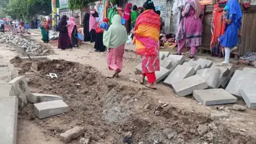 অত্যন্ত গুরুত্বপূর্ণ রাস্তায় সুয়ারেজ লাইনের কাজ চলছে ধীর গতিতে