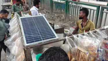 অবৈধ বিদ্যুৎ সংযোগ ব্যবহার না করে সৌর বিদ্যুৎ দিয়েই চলছে দোকান