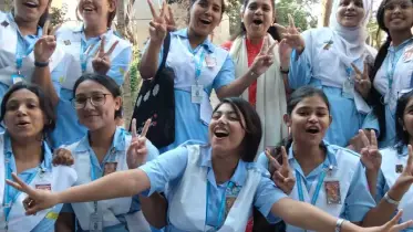এইচএসসি পরীক্ষার ফলাফল প্রকাশের পর শিক্ষার্থীদের উল্লাস