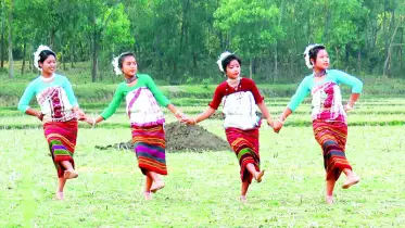 বিলুপ্তির পথে আদিবাসীদের ঐতিহ্যের পোশাক