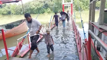 কাপ্তাই হ্রদের  ঝুলন্ত ব্রিজ এখন পানির নিচে, নিষেধাজ্ঞা জারী