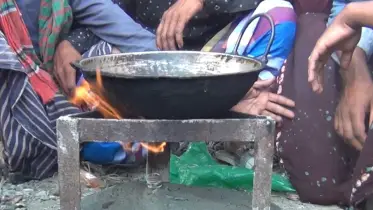 নলকূপের পাইপ দিয়ে বের হচ্ছে গ্যাস, রান্না হচ্ছে খিচুড়ি-ডিম ভাজি