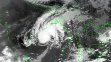 ঘূর্ণিঝড়ের প্রভাব শুরু, আঘাত হানবে উপকূলে!