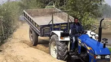 নিজের টাক্টরে প্রাণ গেল চালকের