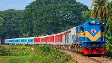 যাত্রীসহ মাঝপথে ট্রেন ফেলে চলে গেলেন চালকেরা
