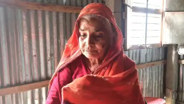 জমি লিখে নিয়ে বাড়ি থেকে মাকে বের করে দিল ছেলে