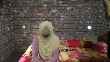 ভোলায় বিয়ের দাবিতে প্রেমিকের বাড়িতে যুবতীর অনশন