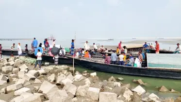 ব্রহ্মপুত্র নদে নাব্য সংকটে বন্ধ লঞ্চ চলাচল 