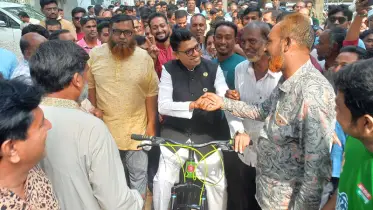 সাইকেলে চড়ে এসে মনোনয়ন ফরম জমা দিলেন পলক