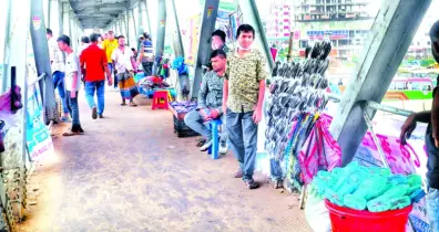 সিদ্ধিরগঞ্জের ফুটওভার ব্রিজটি এখন অবৈধ দোকানপাটের দখলে