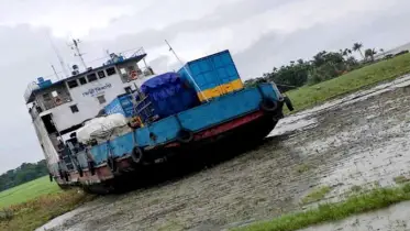 ঝড়ে ইলিশা ফেরিঘাট বিধ্বস্ত, ট্রাকসহ চরে আটকা ফেরি কিষাণী