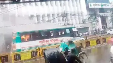 মতিঝিলে যাত্রীবাহী বাসে আগুন 