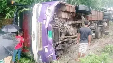 মহাসড়কে ২৮ যাত্রী নিয়ে উল্টে গেল বাস