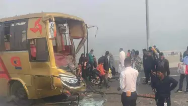 পদ্মা সেতুতে দুই বাসের মুখোমুখি সংঘর্ষ