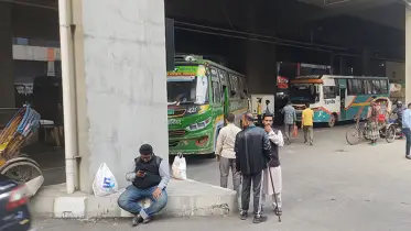 মেট্রোরেলের পিলারে বিহঙ্গ বাসের ধাক্কা