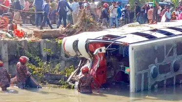 যুবককে চাপা দিয়ে পুকুরে বাস, নিহত ৩