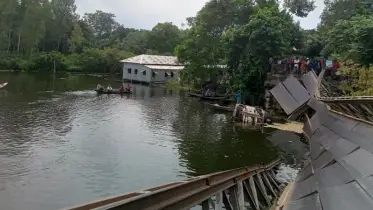 বেইলি ব্রিজ ভেঙে পানিতে ট্রাক, যান চলাচল বন্ধ