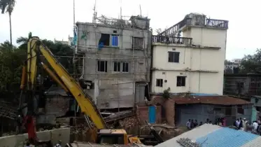 চট্টগ্রামে এবার হেলে পড়েছে তিনতলা ভবন