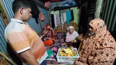 নির্যাতিত মাকে ফলের ঝুড়ি নিয়ে দেখতে গেলেন ওসি