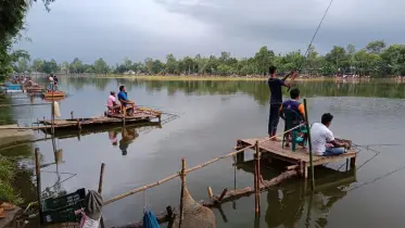 সুতানাল দীঘিতে মাছ শিকার উৎসব, ১৩ লাখ ৪০ হাজার টাকার টিকিট বিক্রি