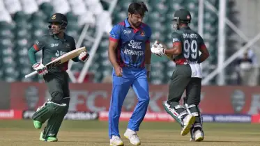 ওপেনিংয়ে চমক, নেমেই মিরাজের ফিফটি