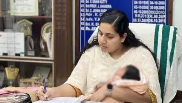 ৩৬ দিনের শিশুকে কোলে নিয়ে অফিসে মেয়র