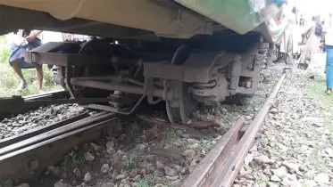 কিশোরগঞ্জে বগি লাইনচ্যুত, ট্রেন চলাচল বন্ধ
