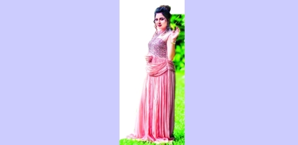 স্টেজ শোতে  ব্যস্ত লিজা