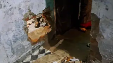 দেয়াল কেটে ৯০ ভরি স্বর্ণালংকার লুট