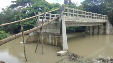 সাঁকো বেয়ে উঠতে হয় ৮৫ লাখ টাকার সেতুতে