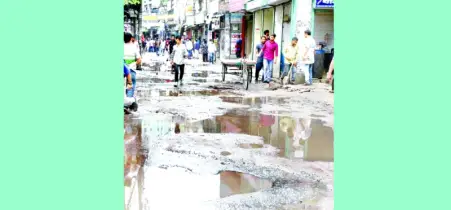 দীর্ঘদিন ধরেই দুই সড়কের বেহাল অবস্থা