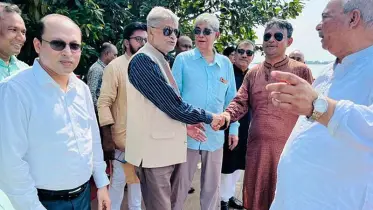 ডিআইজি হারুনের গ্রামের বাড়িতে দাওয়াত খেলেন দুই মন্ত্রী