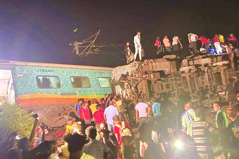 ভারতে ভয়াবহ ট্রেন দুর্ঘটনা নিহত ৫০ আহত পাঁচ শতাধিক ভারতে ভয়াবহ ট্রেন দুর্ঘটনা নিহত ৫০ আহত পাঁচ শতাধিক