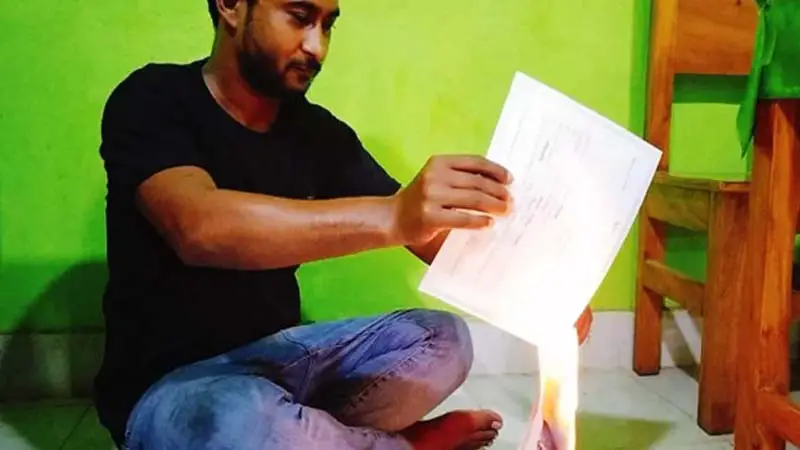 এবার সার্টিফিকেট পোড়ালেন ঢাকা কলেজের শিক্ষার্থী এবার সার্টিফিকেট পোড়ালেন ঢাকা কলেজের শিক্ষার্থী