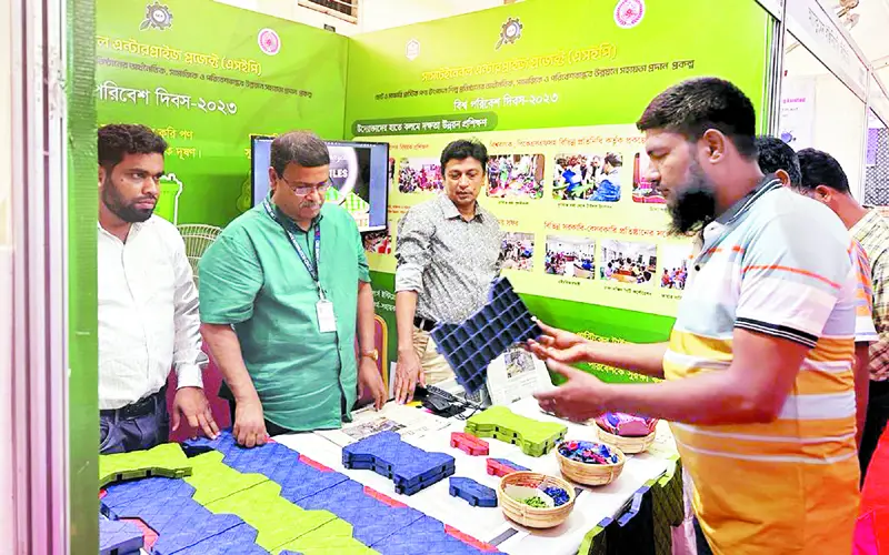 বাংলাদেশে প্রথমবারের মতো প্লাস্টিক বর্জ্য থেকে টাইলস তৈরি বাংলাদেশে প্রথমবারের মতো প্লাস্টিক বর্জ্য থেকে টাইলস তৈরি